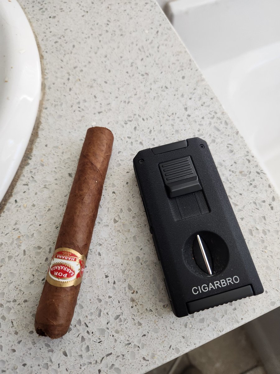 bourbonroad's tweet photo. Sparking up this baby come five o'clock... #cigars #puros #habano https://t.co/JsXsRyWJtj