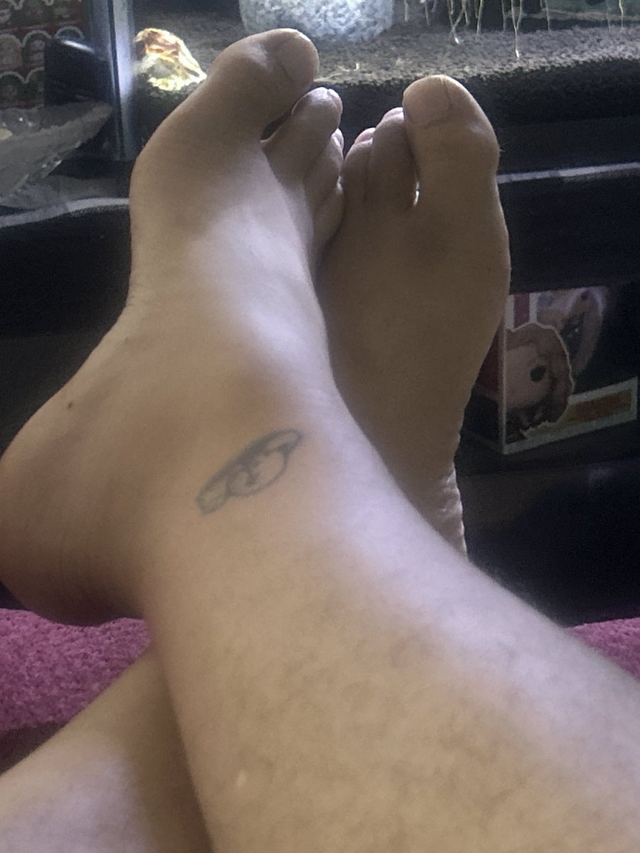 JoJoCaliGooner's tweet photo. How are my feet?
Would you lick them? Suck my toes?
Massage? 🦶🏽💗
Tell me your fantasy!
#footfetish #feet #gayfoot
#toeLover #footworship #mensfeet #barefeet https://t.co/jGxN8chOEW