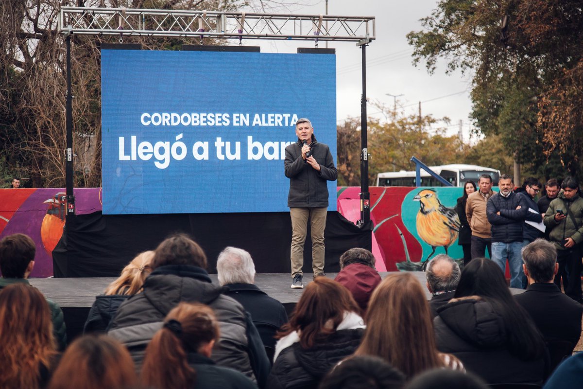 PasseriniOk's tweet photo. Cada paso que damos en materia de prevención y seguridad es una inversión en la tranquilidad de los cordobeses. 🚔

🤝 Junto al gobernador @MartinLlaryora anunciamos la incorporación de 90 nuevos barrios a Cordobeses en Alerta, que ya llega a más de 800 mil vecinas y vecinos.

🚓 Además, sumamos 200 vehículos para el patrullaje preventivo las 24 horas y fortalecemos la línea directa entre la Policía y los más de 160 mil vecinos que ya participan del programa.