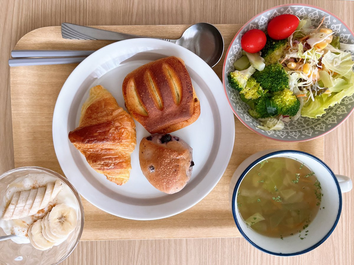 mayu_mayublog's tweet photo. 今日の #���イエット朝ごはん 😊

今朝は久しぶりにパン屋さんのパン🥐

食べたいものを我慢しすぎないことも、私がダイエットを続けられた理由のひとつです。

パンの日は、野菜たっぷりのスープやサラダ、ヨーグルトを添えてバランスを意識🌿

「食べない」ではなく「食べ方を工夫する」。 https://t.co/xZgAx3FqN4