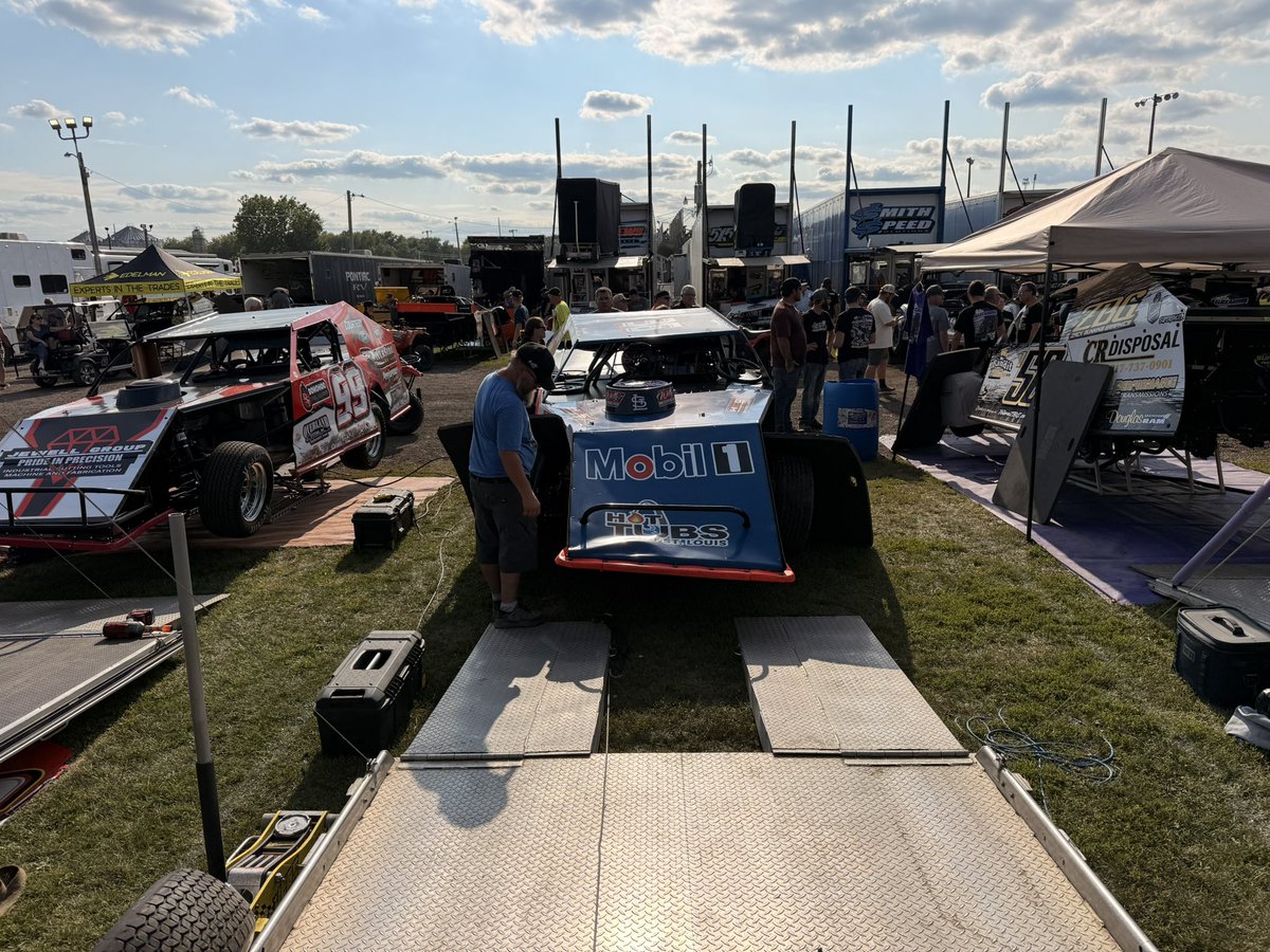 Kenny_Wallace's tweet photo. Posted up here in Fairbury, Illinois for the Prairie Dirt classic.
#PDC https://t.co/URqLDnnFp2