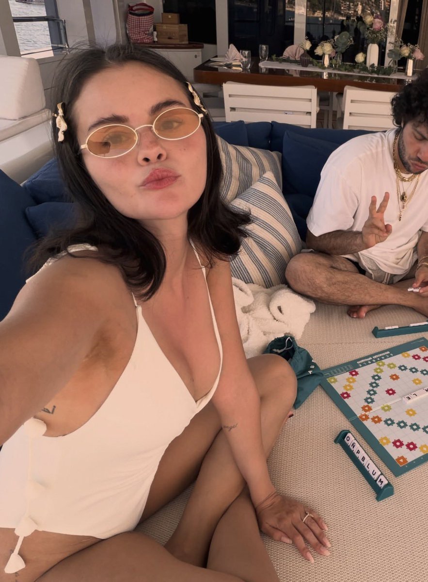 _Eu_mar's tweet photo. Selena Gomez looks phenomenal in new photos posted to Instagram. https://t.co/ATHNWZ9Wes