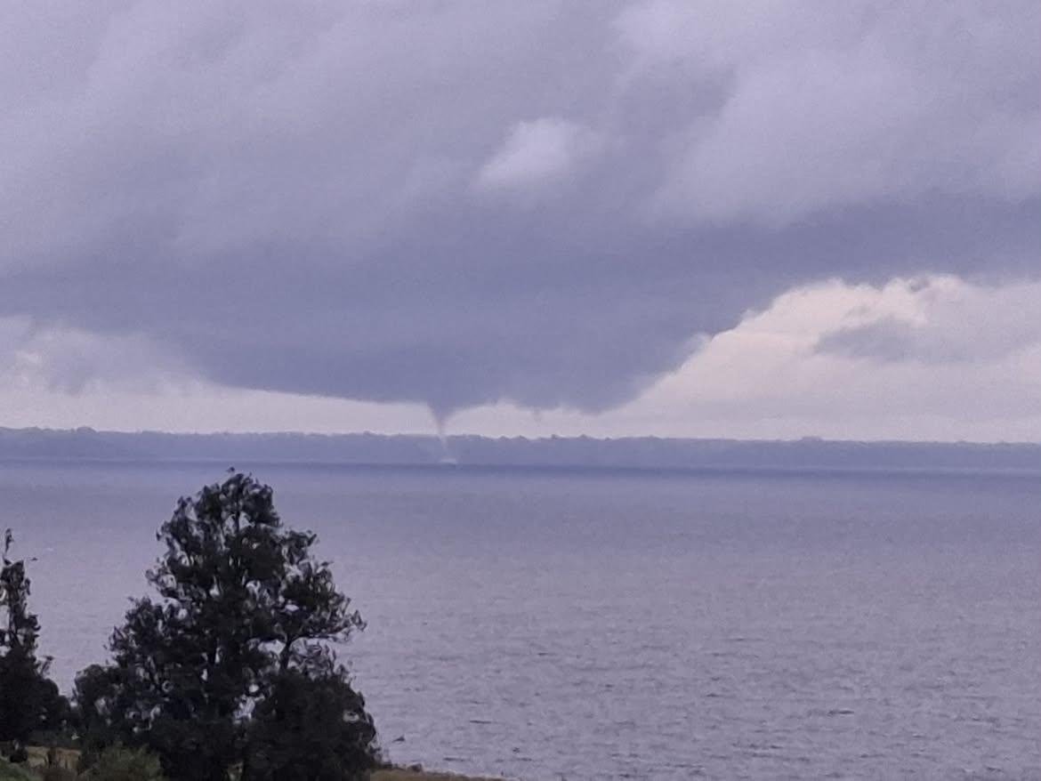 Sepulinares's tweet photo. 🌪 Tromba marina registrada este viernes 24.07.26 (17.00 hrs. aprox.) en el lago Llanquihue, región de Los Lagos.

Créditos  @Ignacia.girardin IG https://t.co/LXoKfnXxGF