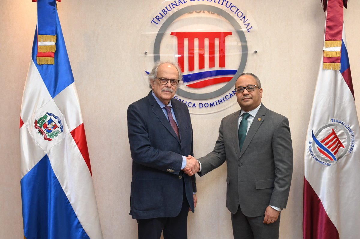 TribunalConstRD's tweet photo. El presidente del #TCRD, magistrado Napoleón R. Estévez Lavandier, recibió al destacado jurista y constitucionalista venezolano Allan Randolph Brewer-Carías, distinguido esta semana por la PUCMM con el título de doctor honoris causa en Ciencias Jurídicas. https://t.co/Q0cbTY9qWg