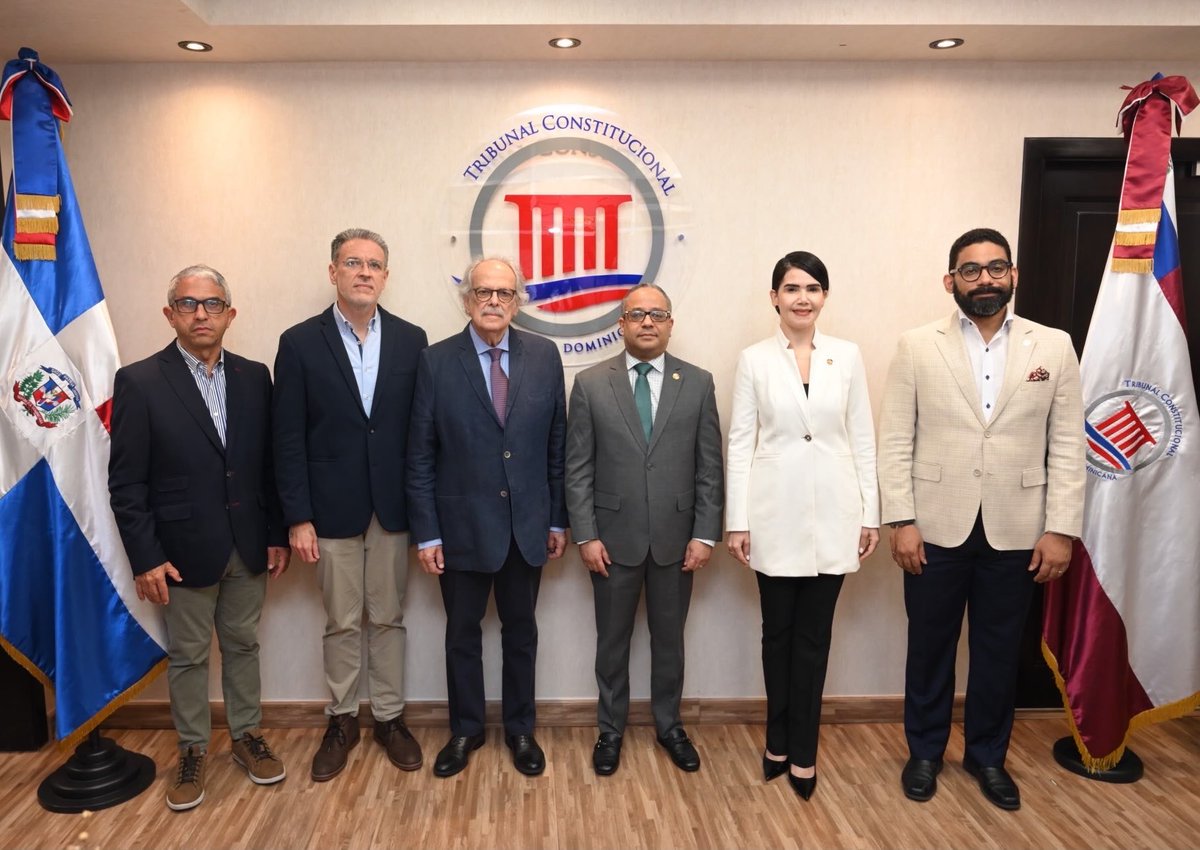 TribunalConstRD's tweet photo. El presidente del #TCRD, magistrado Napoleón R. Estévez Lavandier, recibió al destacado jurista y constitucionalista venezolano Allan Randolph Brewer-Carías, distinguido esta semana por la PUCMM con el título de doctor honoris causa en Ciencias Jurídicas. https://t.co/Q0cbTY9qWg