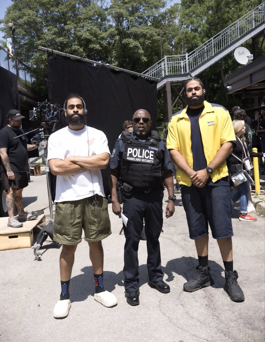 Trey_Richards's tweet photo. We grew up on The Chappelle Show, so this one means a lot. Donnell Rawlings on set for The Office Movers, Season 3🚛 https://t.co/ueY5dnhUzZ