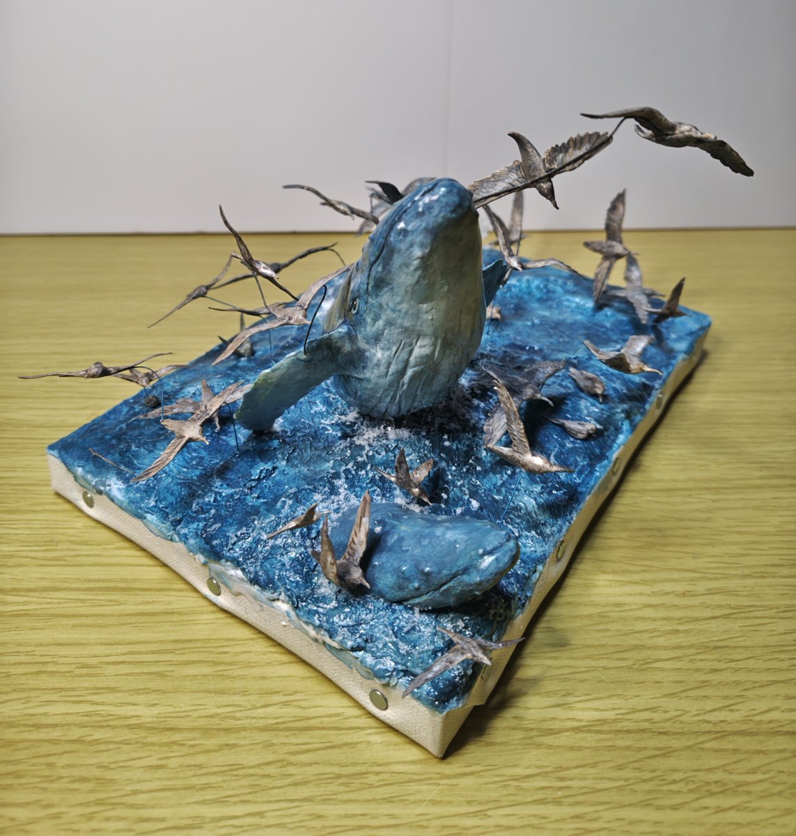 honononnohohon's tweet photo. ジオラマ「ざわめき」

ザトウクジラのバブルネットフィーディングで追い込まれた魚を狙い、おこぼれを狙うハイイロミズナギドリが集まります。

ようやく完成しました！
初めての粘土造形だったり、初めてがたくさんだったので、アワアワしました…😅

#ジオラマ
#よかも7
#福岡情景模型Club https://t.co/O937SthzM7