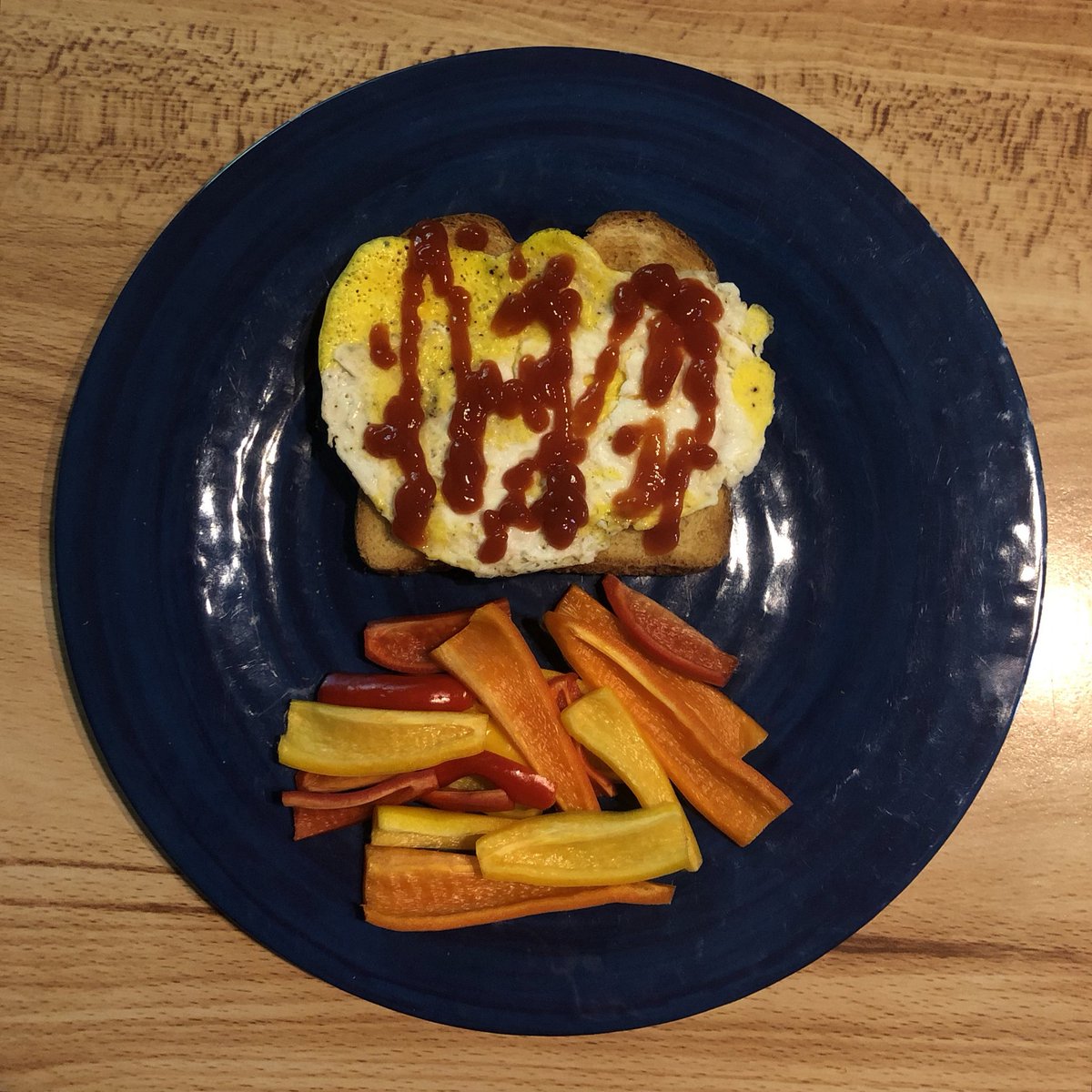 velwellyeah's tweet photo. Todays omad!! TRUST IM BACK ON MY GAME THIS TIME. Hopefully. Anyway I’m fat and disgusting and hating myself. But eggs <3 I didn’t get to weigh my peppers so I’m overestimating a tad. Total cals 200 https://t.co/9MQHdUE8Eq