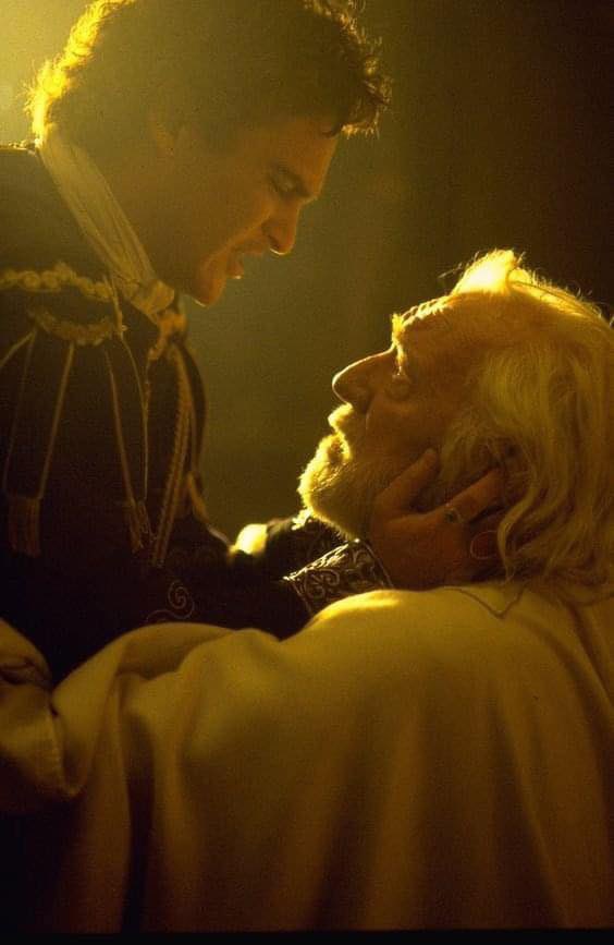 JulianReiki's tweet photo. 👀Tus defectos como hijo, son mi fracaso como padre ...🥹

– Le dijo el emperador Marco Aurelio a su hijo Cómodo.

Quizás todos reconozcamos la emotiva escena de la película épica de 2000, Gladiador. Ha vivido en mi conciencia estos 22 años desde que por primera vez la vi siendo un mero adolescente, sin hijos, ajeno a la profundidad de dichas palabras. Pero rara vez se han pronunciado líneas más verdaderas en la historia del cine que estas.

Los seres humanos somos criaturas miméticas. Aprendemos más imitando que aún por la instrucción didáctica que recibimos. Y de todos los modelos por los cuales comparamos y contrastamos nuestros comportamientos, allí, erguido por encima de todos los demás, se destaca la figura paterna. Puedes decir lo que quieras de tal figura, puedes amarla o aborrecerla, puedes alabarla o demonizarla, pero su centralidad en la formación del niño es ineludible. ¡Su presencia (o ausencia), no puede ser sustituida por nada! Ninguna cohorte de psicólogos, ni un ejército de trabajadores sociales, ni políticos o clérigos, ni filósofos o maestros de escuela, pueden impactar a un niño como un padre amoroso. De hecho, así de profundo es la influencia del padre: tiene el poder de afectar no solo a su hijo inmediato, sino incluso la vida de los hijos de sus hijos, hasta la 3ra y 4ta generación.

Muchos dirán, "¡pero espera!, ahora sabemos que gran parte de nuestra personalidad y rasgos de carácter están determinados genéticamente". Cierto. Pero incluso aquí, la mitad de la composición genética de nuestros hijos proviene de nosotros. Así que, incluso en esta dimensión aparentemente inalterable, nosotros también somos responsables en gran medida. No importa cómo lo veas, o cómo lo partas, la centralidad del padre es inevitable: un hecho de la biología, un principio divino del cosmos.

Por lo tanto, padres: amad a vuestros hijos, dedicad tiempo a vuestros hijos, de todas tus empresas y aspiraciones en la vida, que ninguna tenga prioridad sino la crianza de tus hijos. Pues, ¿de qué vale construir un imperio que cubre la tierra de mar a mar, solo para verlo quedar en ruinas a manos de tu propio hijo?

... "¡Oh Marco Aurelio! Tanto tiempo le dedicaste a la filosofía, a la conquista militar, a extender la gloria de Roma y su Senado a tierras lejanas, que olvidaste el legado más importante que pudiste haber dejado: un hijo digno del trono".

Padres, no cometáis el mismo error. Que tus hijos sean el mayor legado de tu vida.

Bendiciones 
♾️♥️♾️