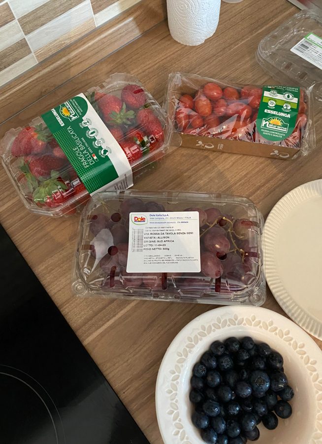 DearlyDahliaAn's tweet photo. Another day of successful shoppinglooking at these fresh strawberries, blueberries and daily essentials I feel a renewed sense of vitality Diligently tending to my own little life is the best way to love myself 💪 #LifeDiaries #ShoppingRoutine #WorkingLife #LovingLife https://t.co/J0k8IJ7gks