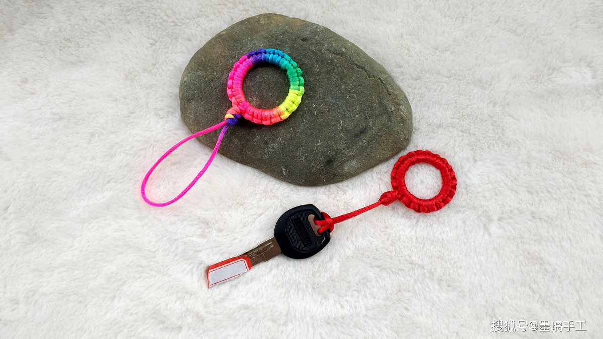 pm_inslibrary's tweet photo. My first DIY macramé keychain! No fancy tools needed just cotton cord u0026 a pair of scissors  Perfect for adding a handmade touch to my bag~， https://t.co/PNNtDjLgKz
