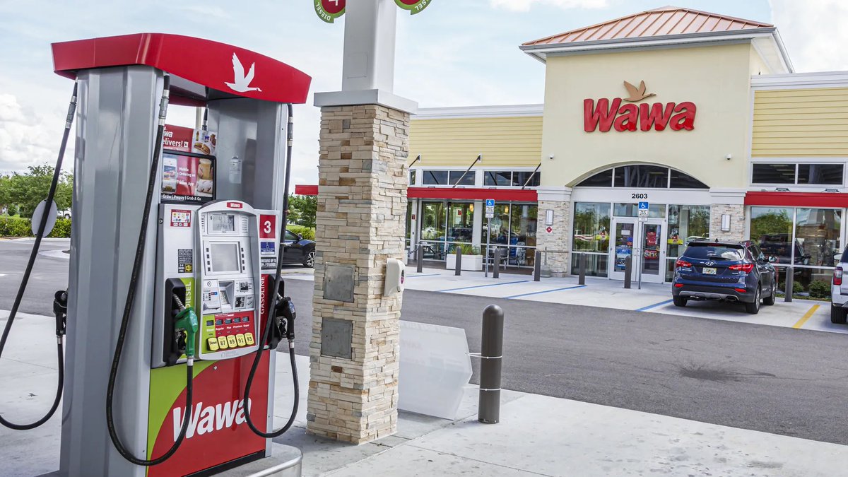 emblemcrave's tweet photo. Camilla was captured on video at a gas station in Nohr, pissed off and ranting to herself:

“They make me pick up the god damn mobile order and fuel up Xander’s shitty Ford Fusion on my dime. And why do these Wawa pumps play ‘Golden’ like they got exclusive streaming rights?” https://t.co/wzUuqHp9zV