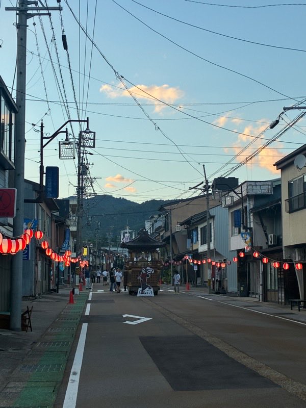 terawo7's tweet photo. 白鳥おどりの屋台運搬に。倉庫から栄町まで。
曳くというか押す。上りは重く下りは軽い。白鳥の街は平坦に見えて起伏が有るのねと。
次の日はここから下本町なので楽との事。 https://t.co/af5GipDJvl