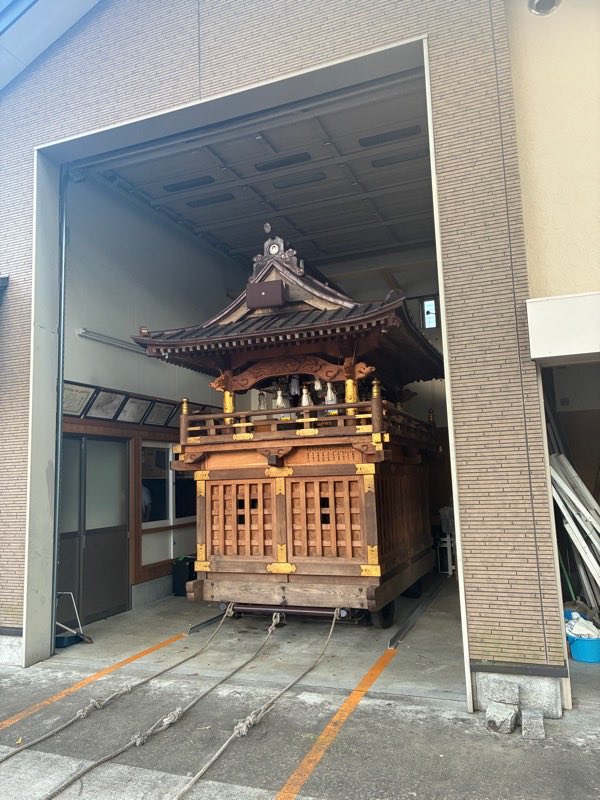 terawo7's tweet photo. 白鳥おどりの屋台運搬に。倉庫から栄町まで。
曳くというか押す。上りは重く下りは軽い。白鳥の街は平坦に見えて起伏が有るのねと。
次の日はここから下本町なので楽との事。 https://t.co/af5GipDJvl