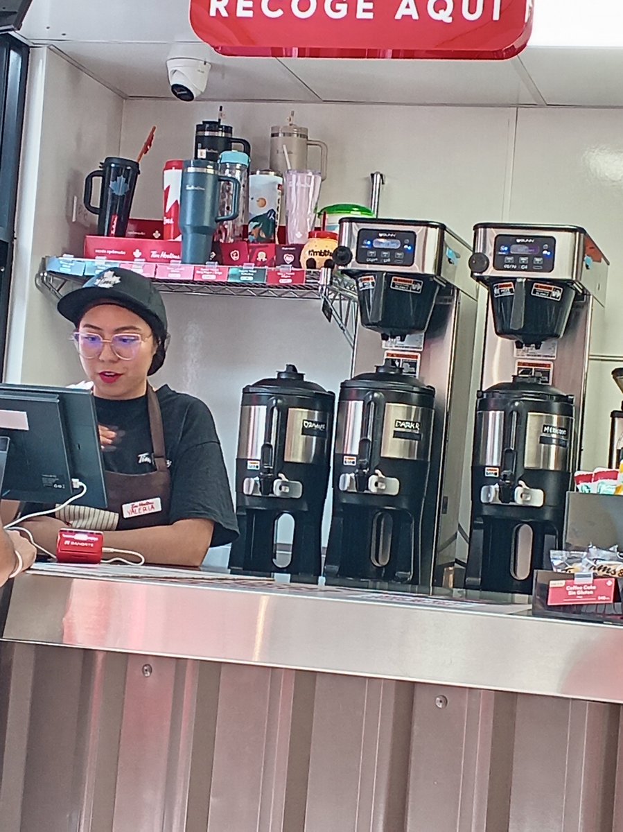 FernandoPS_'s tweet photo. Y hablando de emparedados, hoy pase por un lugar llamado #TimHortons  y que agradable sorpresa, el lugar pequeño pero agradable limpio y ordenado, pedí un emparedado Avocado BBQ, papas, un Quenchers Mix de moras y un café expresso y wooww excelente el emparedado muy buen el balance de sabores, la bebida quizá un poco dulce pero muy buena, el café me flechó muy buen café muy superior a los que sirven en algunos restaurantes, y la atención de primera tanto la chica que me cobró cómo los dos chicos que me sugirieron que pedir, se llevan un 10, felicidades, quedé invitado a regresar, espero no cambien el estilo agradable y fresco. @TimHortonsMX espero sigan sus éxitos sin bajar la calidad.
#recetasdecocina
#cocinafacil
#timhortons
#cdmx
#restaurantes aAq
