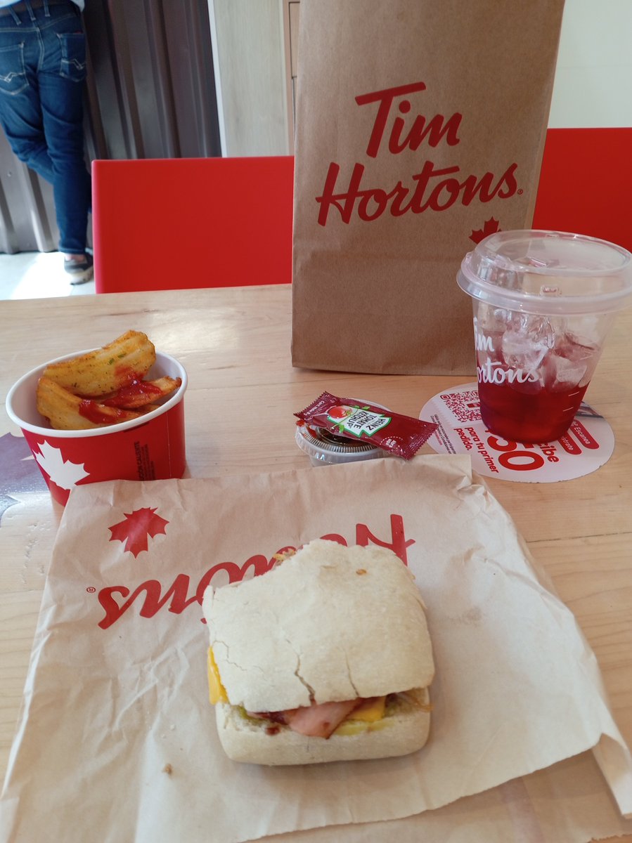FernandoPS_'s tweet photo. Y hablando de emparedados, hoy pase por un lugar llamado #TimHortons  y que agradable sorpresa, el lugar pequeño pero agradable limpio y ordenado, pedí un emparedado Avocado BBQ, papas, un Quenchers Mix de moras y un café expresso y wooww excelente el emparedado muy buen el balance de sabores, la bebida quizá un poco dulce pero muy buena, el café me flechó muy buen café muy superior a los que sirven en algunos restaurantes, y la atención de primera tanto la chica que me cobró cómo los dos chicos que me sugirieron que pedir, se llevan un 10, felicidades, quedé invitado a regresar, espero no cambien el estilo agradable y fresco. @TimHortonsMX espero sigan sus éxitos sin bajar la calidad.
#recetasdecocina
#cocinafacil
#timhortons
#cdmx
#restaurantes aAq