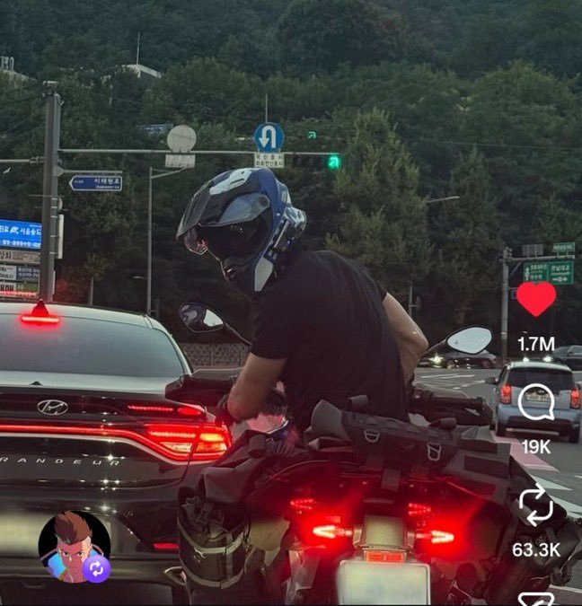 Jungkooknesia's tweet photo. Jungkook memposting ulang postingan Instagram terbaru aktor Nam Joo hyuk. Mereka berdua berasal dari Busan.

Oh wow berteman kah. Sama2 biker 😆 https://t.co/jaXVY6ch83