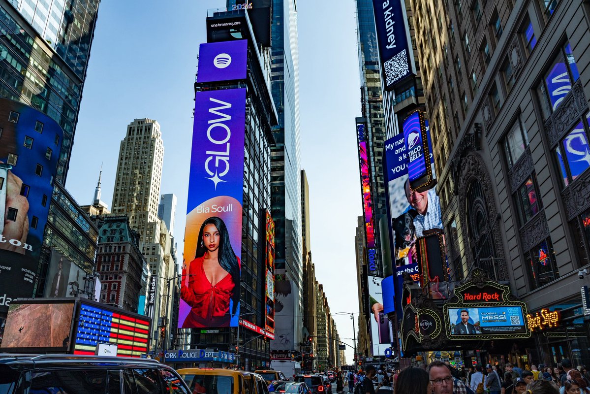girlPlanB's tweet photo. Bia Soull na times square vadias eu já trabalhei na cozinha de lanchonete, eu já tive brechó, eu já vendi consórcio, eu já me prostitui e tudo que eu fiz na minha vida me formou pra ter a buceta mais molhada dessa poha e viver momentos como esse mamaaaa mas mama com vontadeeee https://t.co/uSJ9Zkgd0A