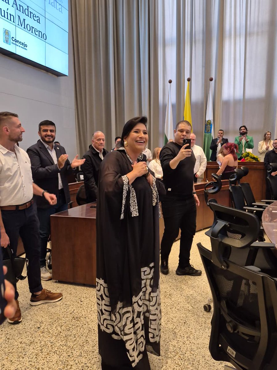 CamaraMedellin's tweet photo. Felicitamos a @PaolaHolguin, ministra de Cultura designada, por la Orden Don Juan del Corral, grado Plata, otorgada por el @ConcejoMedellin, así como por la Orden del Congreso Gran Cruz con Placa de Oro. 👏 https://t.co/8aALZsMgUj