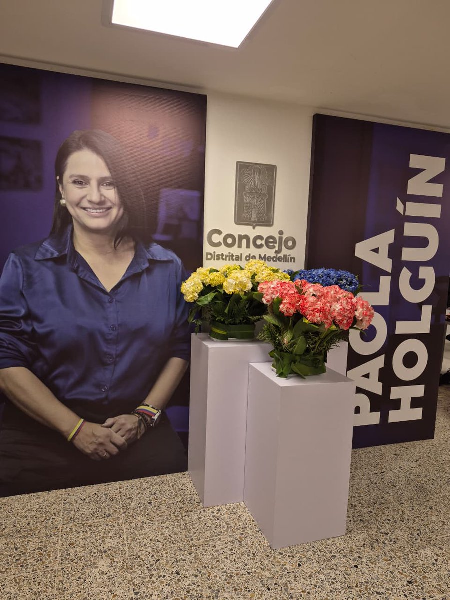 CamaraMedellin's tweet photo. Felicitamos a @PaolaHolguin, ministra de Cultura designada, por la Orden Don Juan del Corral, grado Plata, otorgada por el @ConcejoMedellin, así como por la Orden del Congreso Gran Cruz con Placa de Oro. 👏 https://t.co/8aALZsMgUj