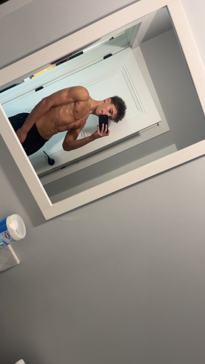 KyleRozell1's tweet photo. After straining my Achilles last season and me having a failure of a season, I took it personally and am having a summer of growth.
-Finally able to dunk
-Gained 13 LBS since the end of the season. https://t.co/953ilAY1eg