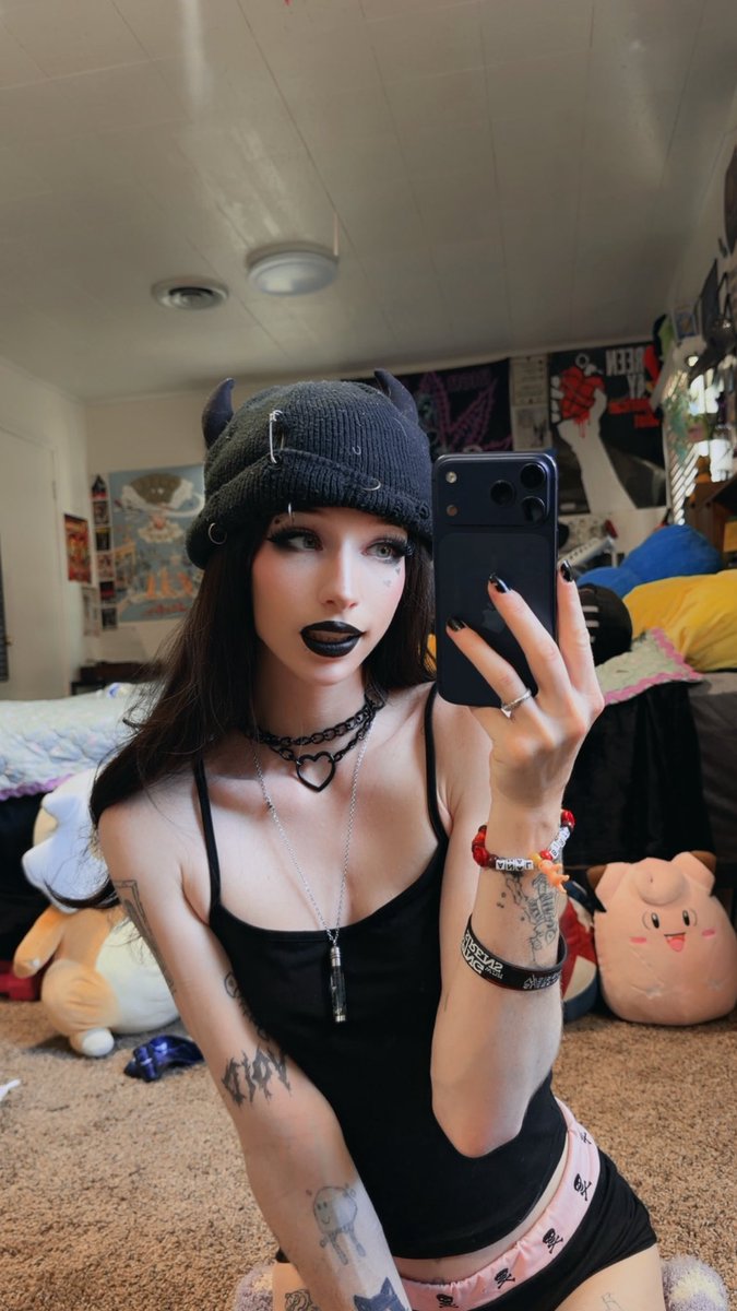 Kaylasdaydreams's tweet photo. My cute face is just to trick you. Your pathetic begging won’t work here, I’ll take and take and take until you’re drained to zero, and then laugh in your loser face. https://t.co/KLwm4GYtKV