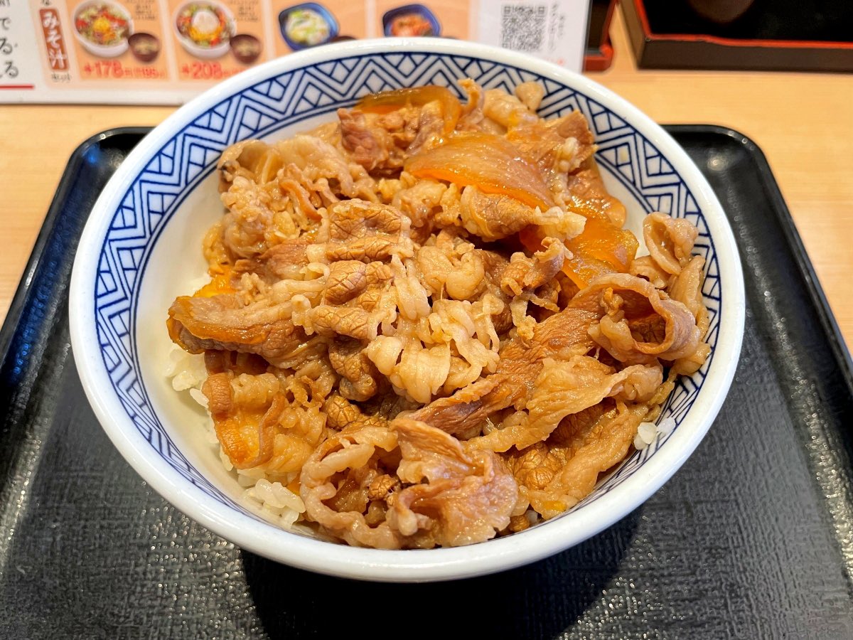UeshimaM's tweet photo. 【基準出しは頂点ではないです】

ウチで行っているセッティングは『基準出し』『レベル出し』という作業です。

社外パーツを取り付けると皆さん迷うのが（一体どう調整したら良いんだ）という事。

メーカーによっては「ウチでテストした時にはこうでしたよ」と記載があったりしますが、

なかなかそれそのままで自分のクルマや生活に合うモノでは無かったり。

そうすると初手からもう変えなくてはならない。自分の考えが全てになってしまう。

弄って変わってもそれが良いのか悪いのか解らないとなりますよね。コレかなり困ります。

なのでウチは、ウチのお客様には、

『とりあえずこの辺が基準なのでここから弄っていって、より自分の生活に合わせてくださいね。』

と、モノ売りっぱなしではなくそこまでやってる訳です。

ただ単に【牛丼の並を出してる】に過ぎません。そこから紅生姜や七味や、卵や、つゆだくなどすれば良いですよ。

もし迷ったらココに戻ってまたやれば良いですからと。

脚で具体的に言えば、

まず試してみてから、車高や減衰やバネレートやアライメントやの諸々を

【安心して弄って貰うための戻れる場所の提示】なんです。

なのでどんどん触って愛車の事や脚の事を理解していって欲しいなという願いでもあります。

もしやっていって迷走してしまったら、触って調子が崩れたら、経年で様子が変わったら、

相談には乗りますし、また来てくれれば研ぎ直ししますからねと。

自分のクルマ、自分の趣味ですから、私の好みと押し付けるつもりは無いです。ただただ基準出しするだけ。

（なぁんだそんなもんかよ）とガッカリして、触りまくってください。

決して頂点ではナイです。

でも、それがあるってホント助かるんだと、

過去の自分の七転八倒を思って今日もネジを回しています。

#オヤジの自分語り