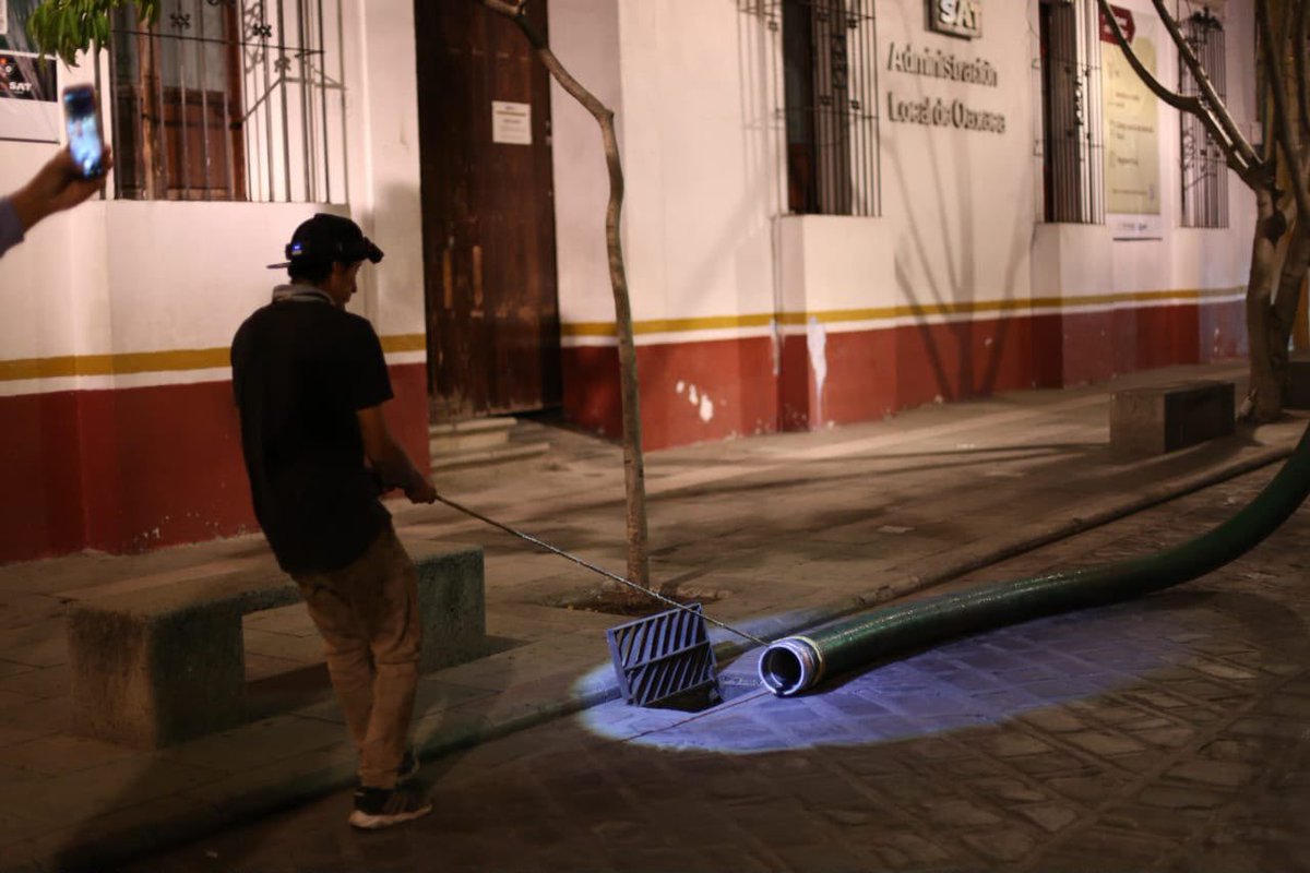 raychagoya's tweet photo. 🚧💧 Con Destape al Drenaje, atendemos la red de drenaje en García Vigil para mejorar su funcionamiento y prevenir afectaciones.

Seguimos en territorio, dando respuesta con acciones concretas a las necesidades de nuestras vecinas y vecinos. ❤️

#DestapeAlDrenaje #VecinasYVecinos #OaxacaDeJuárez