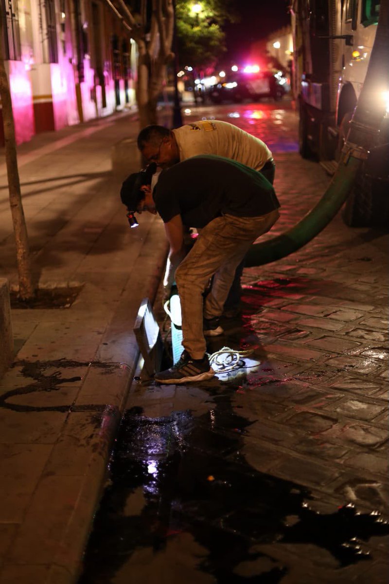 raychagoya's tweet photo. 🚧💧 Con Destape al Drenaje, atendemos la red de drenaje en García Vigil para mejorar su funcionamiento y prevenir afectaciones.

Seguimos en territorio, dando respuesta con acciones concretas a las necesidades de nuestras vecinas y vecinos. ❤️

#DestapeAlDrenaje #VecinasYVecinos #OaxacaDeJuárez