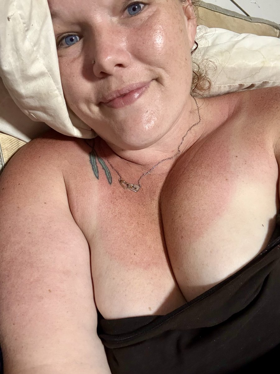 AlliMayXX's tweet photo. Getting some nice tan lines from the pool 😜 one of hubbys fave looks 🥰😍😜 #hotwife #nsfwtwtًً  #tanlines #momsover30 #summertan #NSFW https://t.co/oLYSAvlHjX