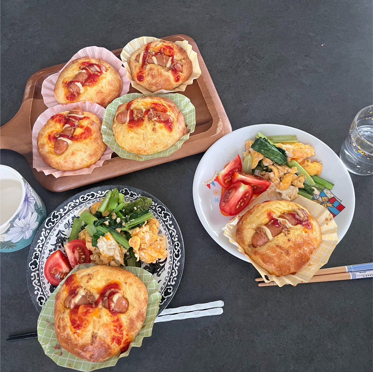 shioricafe77's tweet photo. ポリ袋で生地を揉んで、卵を塗って、ウインナーを押し込んで、ケチャップとマヨ
を絞るところまで4歳ほぼ1人で作れました。（材料の準備とオーブンは大人） https://t.co/b2tZ7bGOsp