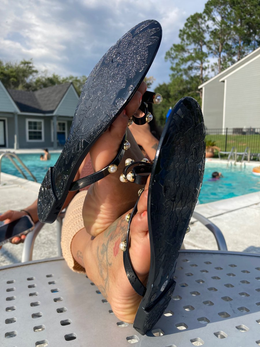 cherokeetg's tweet photo. ‘Pool Side Heat’ Full Set, Now Available!..☄️
#CherokeeTheGoddess #FootModel, #PrettyFeet, #FeetCare, #PrettyToes, #SoftSoles, #Sandals #ShoeTryOn, #NeutralTones, #SoftAesthetic, #CreatorLife! https://t.co/nidlwws727