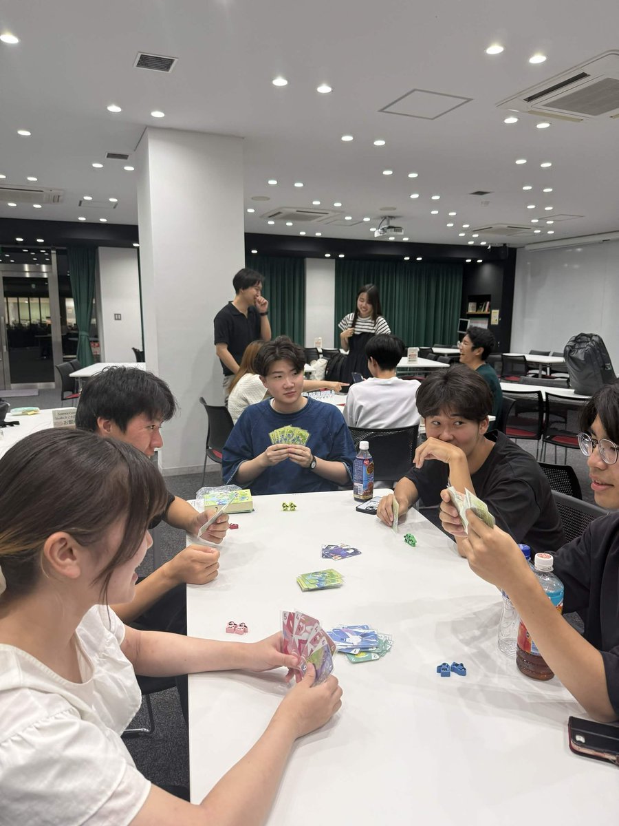 ou_geist's tweet photo. 👻7月のキマシュ👻②

ガイストでは毎月、サークルのみんなが集まれる企画をしています！

7月2回目のキマシュはみんなでボドゲをしました🎲
怖いのが苦手な人でもガイストでは楽しめる活動がたくさんあります！

来月以降のキマシュもぜひチェックしてみてください✨️ https://t.co/3ppRgyUWbg