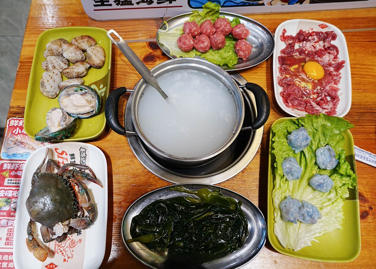 AlethaDepakztz's tweet photo. Late-night stall simmering bone broth and warming rice porridge. Just one bowl heals the tiredness of the whole day. ， https://t.co/BdjUDwAikg