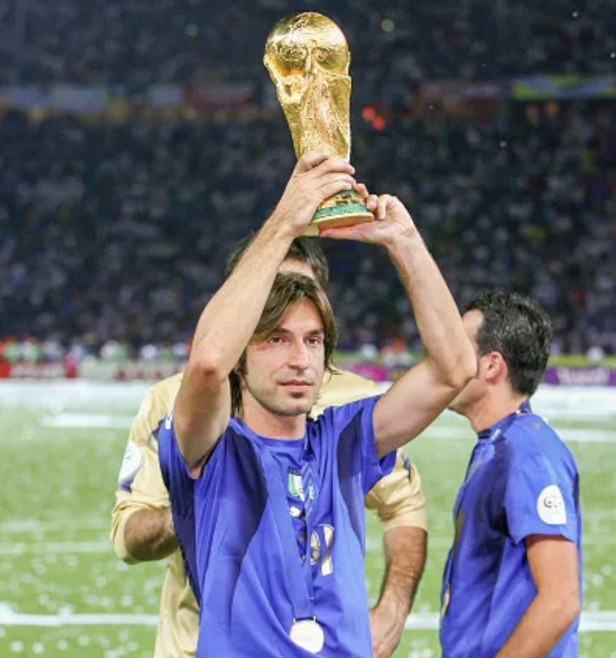 Beckham_Real23's tweet photo. 🇮🇹【イタリア代表、まさかのピルロ新監督へ】

アンチェロッティに断られ
ペップにも断られ
最後に託すのは“天才司令塔”ピルロ

2030年W杯終了までの4年契約
年俸は150万ユーロ（約2億8000万円）と報道

現役時代の視野は世界最高峰
ただし、名選手＝名監督とは限らない

崖っぷちのイタリアを救う救世主か
それとも壮大なギャンブルか

これは意見、真っ二つに割れそう

🎞️ https://t.co/3TA9K21mur