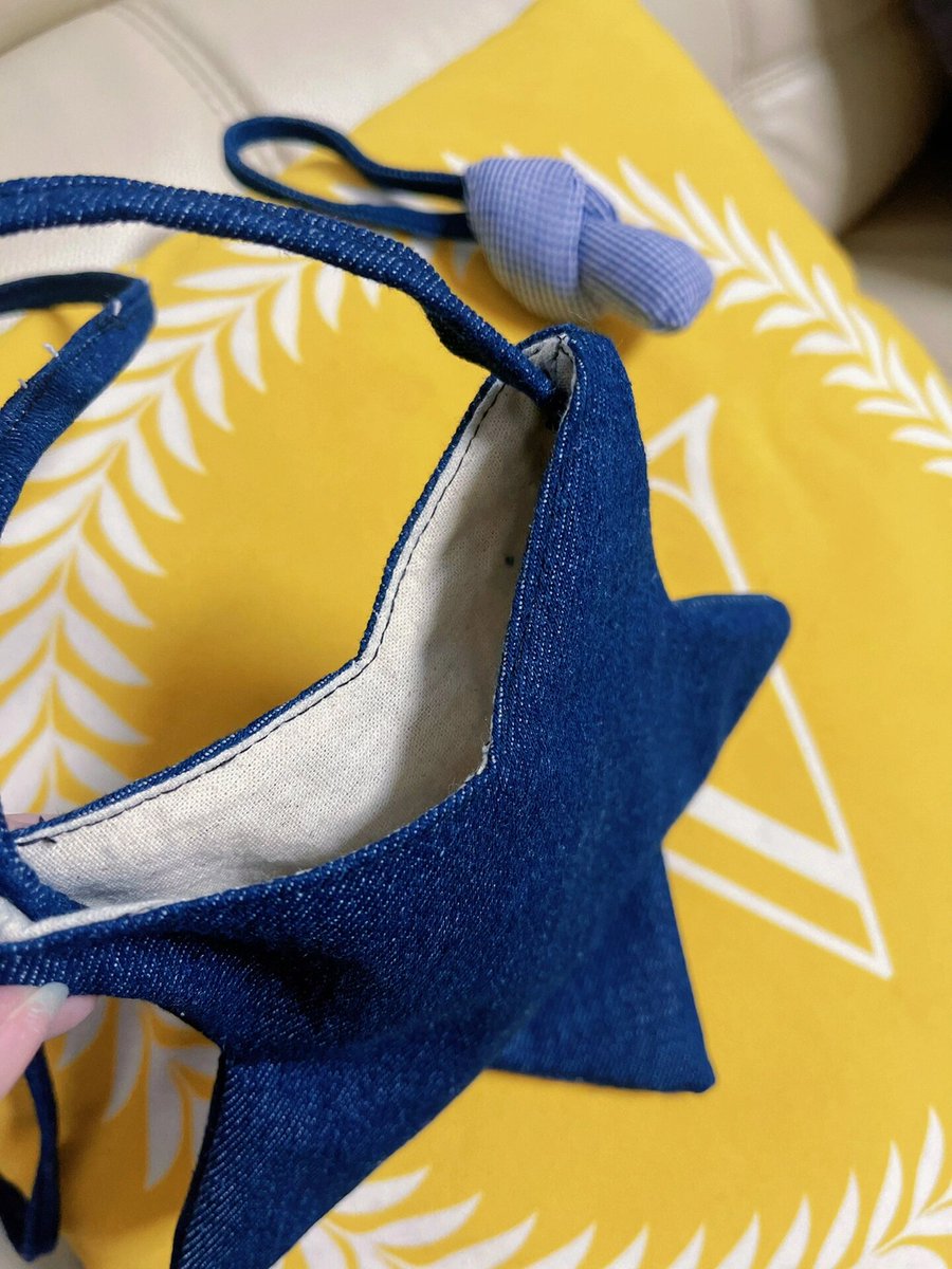 dhansAD33's tweet photo. Transform old jeans into a stylish crossbody bag in 10 mins—no sewing needed! Just cut, fold, glue, and rock your upcycled look. #UpcycleDIY https://t.co/EYcthazTwF