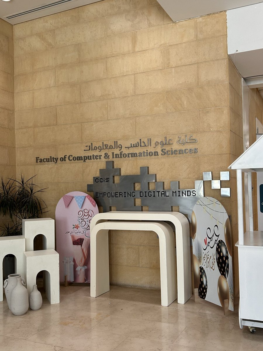 Ljrb6t's tweet photo. تحفيييز ل مستجدات ل جامعه الاميرررررات💃😍 

ننتظركم بكُلِ حُب يا أميرات كليه الحاسب متحمسه لكم😍💃💃💃 https://t.co/29ao7lNNJd