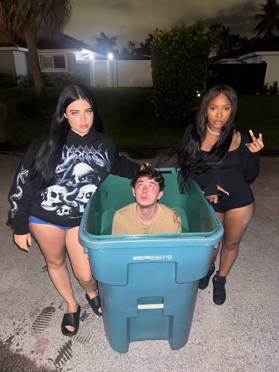 GoddessHaylss's tweet photo. we took out the trash ! https://t.co/7F4zrJm0rV