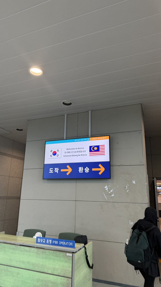 noturcupoftea__'s tweet photo. tahu tahu sampai 😭🤡 kerja gila, secure tiket pukul 4.30pm. terus book flight and fly at 11pm. here i am in seoul. dah la baru je bulan lepas balik from seoul. tak pasal kena soal dgn immi ☝🏻😂 https://t.co/GDzJ9oSZJE