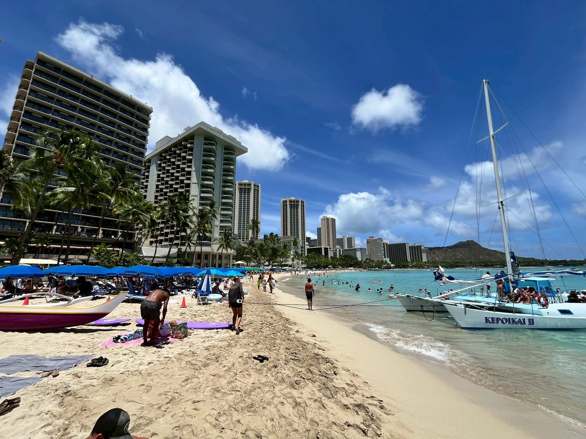 hirokikobe's tweet photo. 夏のバカンスday5その5。
ランチのあとはワイキキの街を散歩🏝️
信仰上の都合で楽天カードラウンジにも立ち寄り®️🔴🐼 https://t.co/9U3CPQupKQ