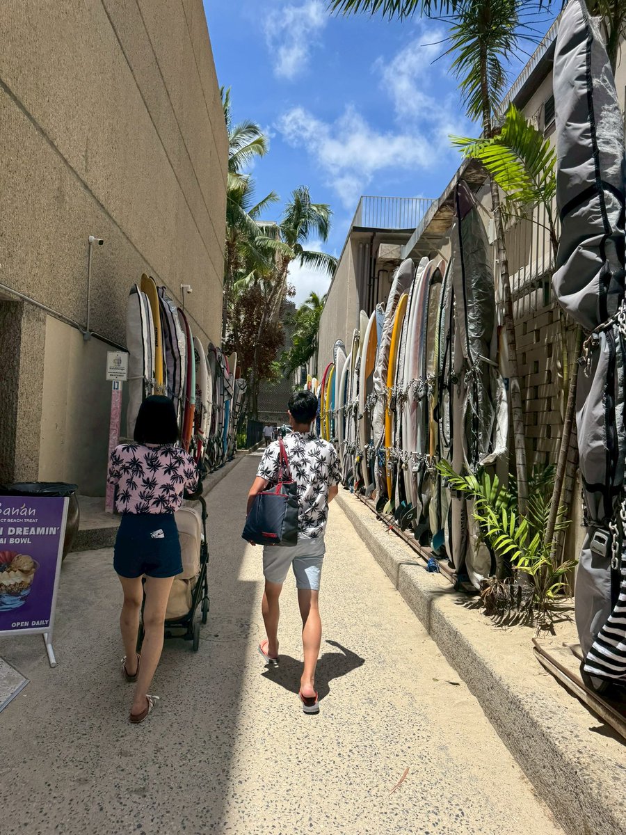 hirokikobe's tweet photo. 夏のバカンスday5その5。
ランチのあとはワイキキの街を散歩🏝️
信仰上の都合で楽天カードラウンジにも立ち寄り®️🔴🐼 https://t.co/9U3CPQupKQ