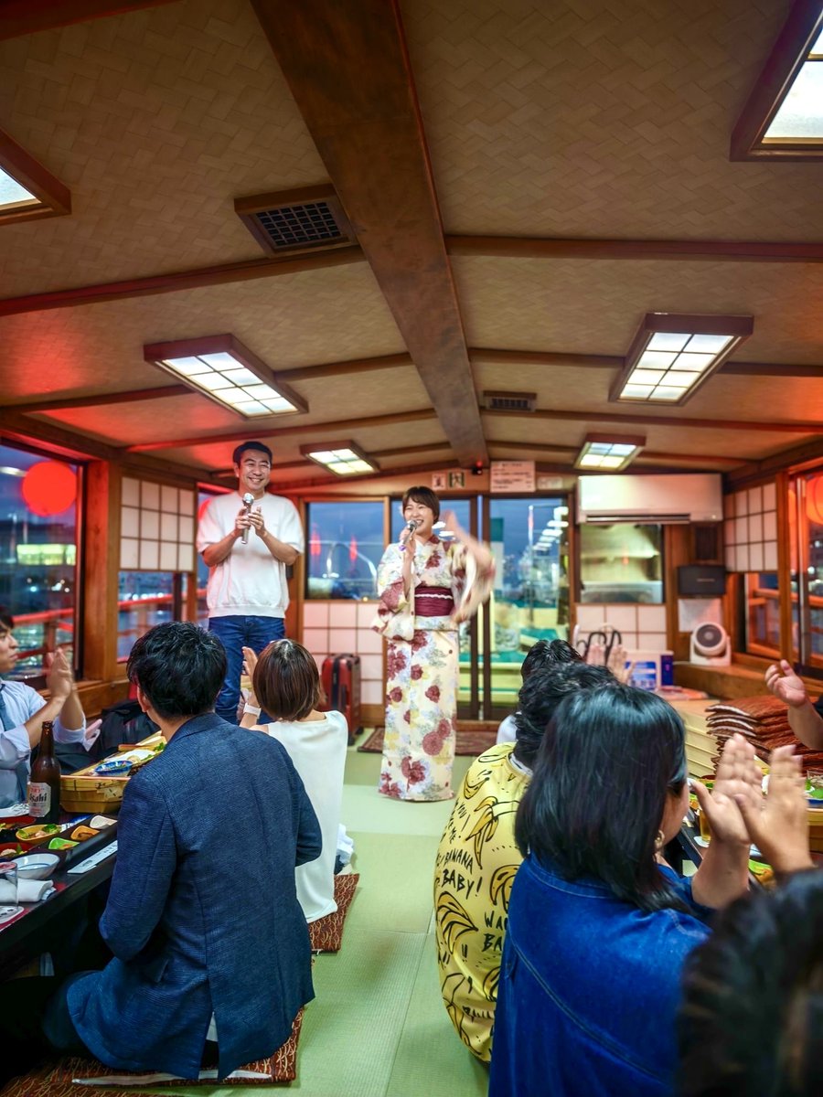 deechsato's tweet photo. 第5630972回目の貸切屋形船の交流会が無事終了。AIが旺盛の時代に誰と一緒にいたいか、誰と仕事をしたいかはとても大切な判断基準です。また、素敵な人の周りには素敵な人が多く、そうした付き合いを拡張するほど自分自身の幸福度や自己効力感も増していくと感じます。大切な人や友人というのは、会った回数ではなく離れている時でも繋がっているかのように感じられる人なのかもしれないですね。念願の初対面出来た方も複数いて、今後も素敵な関係になりそうです。また来年もぜひ！！