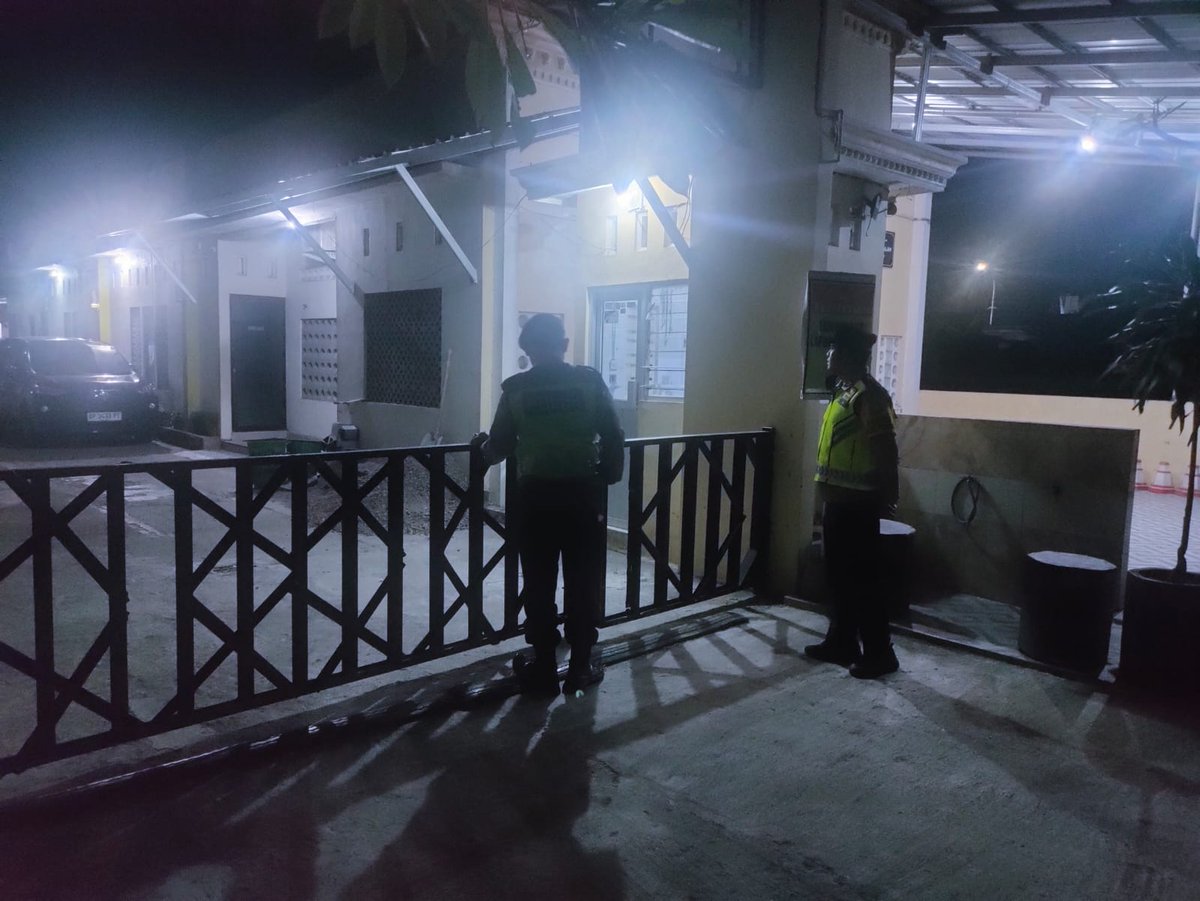 PiyunganPolsek's tweet photo. Personil polsek piyungan di pimpin Aiptu Arief Ananto melaksanakan kegiatan rutin patroli malam hari, sambang sekolahan, perbankan cegah antisipasi gangguan kamtibmas, agar wilayah piyungan tetap aman dan kondusif (24/7/2026)
#polriuntukmasyarakat
#samapta
#polsekpiyungan https://t.co/8RjJZDEBK8