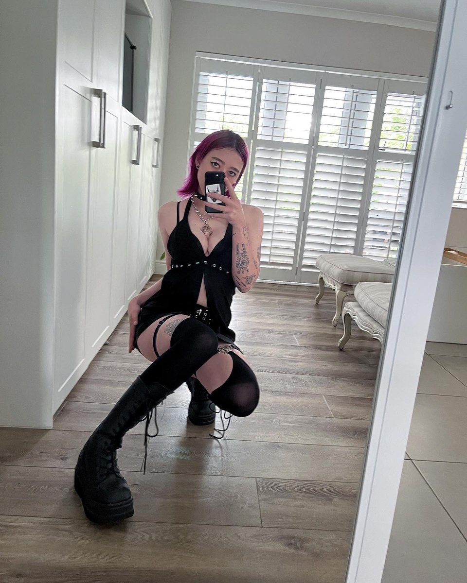 luxymoshpit's tweet photo. @tanukiicos Arching is so good for you https://t.co/IZjSiYZX8y