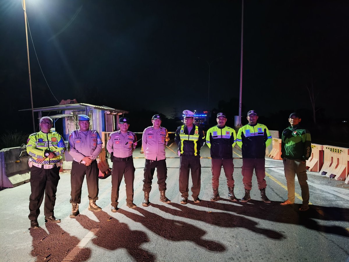Humas_Pusaka's tweet photo. Patroli dialogis dengan security yang berjaga di Pos Acces road pelabuhan patimban https://t.co/9plUlRtC41