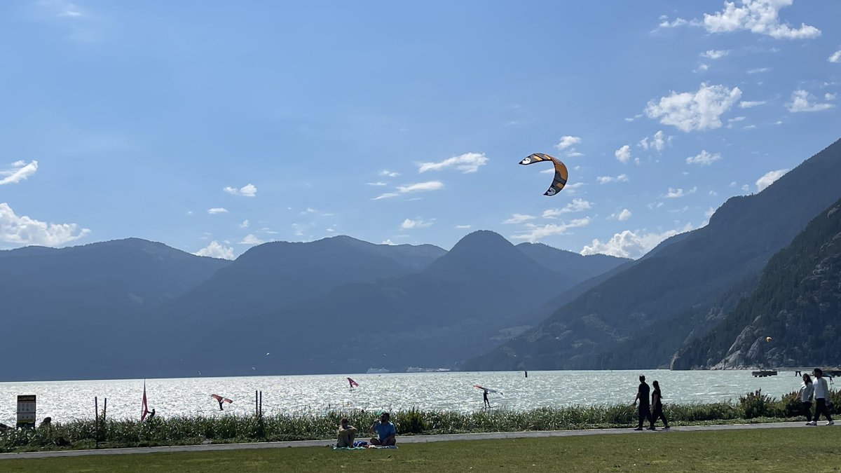 EDIBLSPACESHIPS's tweet photo. #WindSurfing #Squamish #BC #BigWind #HoweSound https://t.co/aO9RhQKKfv