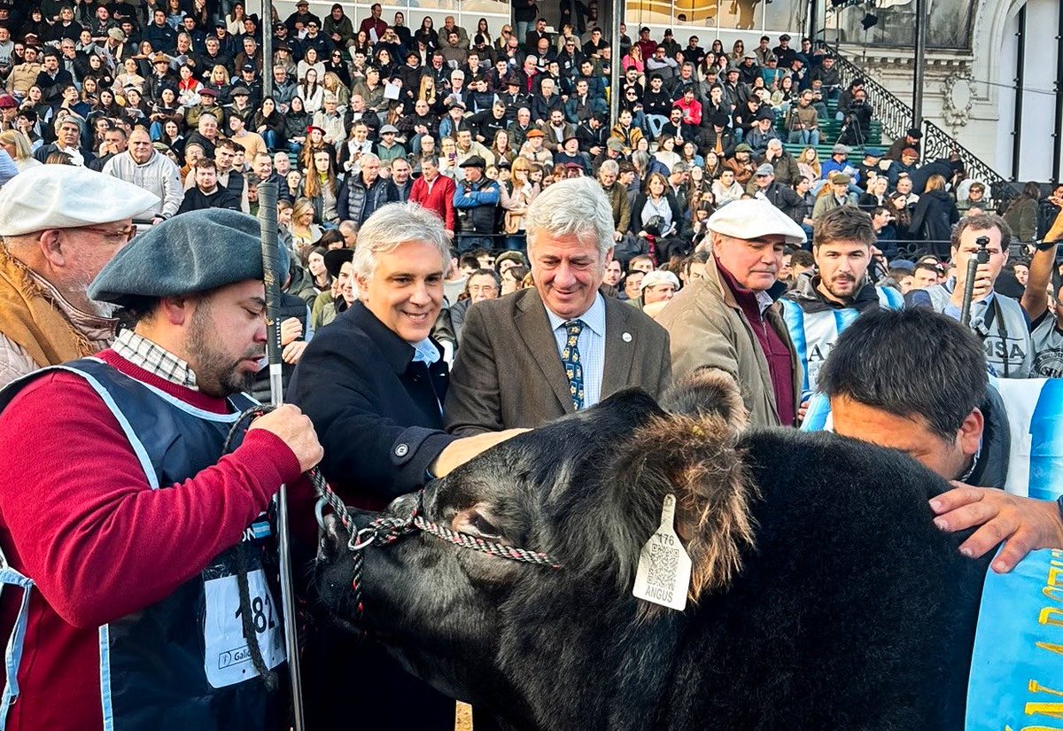 MartinLlaryora's tweet photo. CÓRDOBA MUESTRA SU POTENCIAL EN LA EXPO RURAL DE PALERMO

Somos un importante motor productivo del país. Por eso, junto al ministro @SergioBussoOK participé de la 138° @exposicionrural, en la ciudad de Buenos Aires, para reafirmar mi compromiso con el campo cordobés, la agroindustria y todo el entramado de este pujante sector de nuestra provincia. 

Es un orgullo mostrar todo lo que hacemos a través de CBA Vidriera Productiva con los pequeños y medianos productores de Villa María, Laborde, Córdoba Capital, Laboulaye, Río Segundo, Marcos Juárez, Alta Gracia, Mendiolaza, Jesús María, Las Varillas, Justiniano Posse y La Francia. 

Acompañamos esta estrategia provincial destinada a fortalecer el desarrollo de las economías regionales, promover el agregado de valor en origen, la exportación la apertura de nuevos mercados y el crecimiento de los sectores productivos que generan #empleo e inversión en el interior provincial.

Me reuní también con representantes que integran la Mesa de Enlace Provincial para dialogar sobre los principales desafíos que afronta el sector. 

Sabemos del esfuerzo diario de nuestros productores, empresarios, cabañeros, trabajadores del campo y del sector de la maquinaria agrícola. Nuestro compromiso es seguir llevando iniciativas juntos, articulando lo público y lo privado, generando más oportunidades.

Ese es el camino que elegimos los cordobeses para continuar creciendo.

#HacerParaCrecer