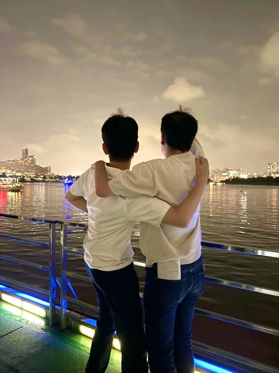 deechsato's tweet photo. 第5630972回目の貸切屋形船の交流会が無事終了。AIが旺盛の時代に誰と一緒にいたいか、誰と仕事をしたいかはとても大切な判断基準です。また、素敵な人の周りには素敵な人が多く、そうした付き合いを拡張するほど自分自身の幸福度や自己効力感も増していくと感じます。大切な人や友人というのは、会った回数ではなく離れている時でも繋がっているかのように感じられる人なのかもしれないですね。念願の初対面出来た方も複数いて、今後も素敵な関係になりそうです。また来年もぜひ！！