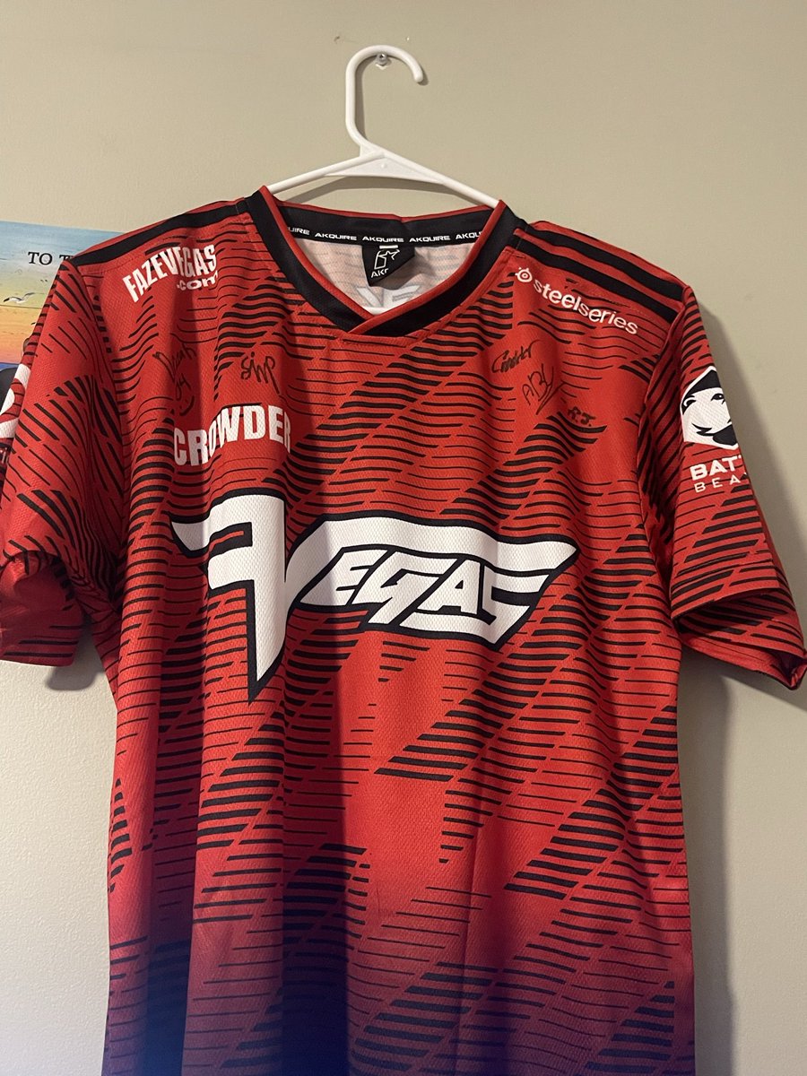 aphillips823's tweet photo. @SimpXO Would look great next to the signed jersey. https://t.co/rYuDhiFgYR
