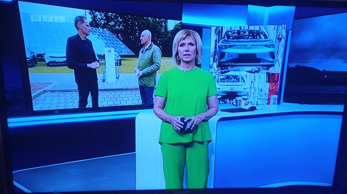 Ron2308's tweet photo. RTL-Nachtjournal:
Warum trug Ilka Eßmüller heute OP-Schwestern-Kleidung (Kasack) in der Sendung? ;) https://t.co/CmC1C9y7cN